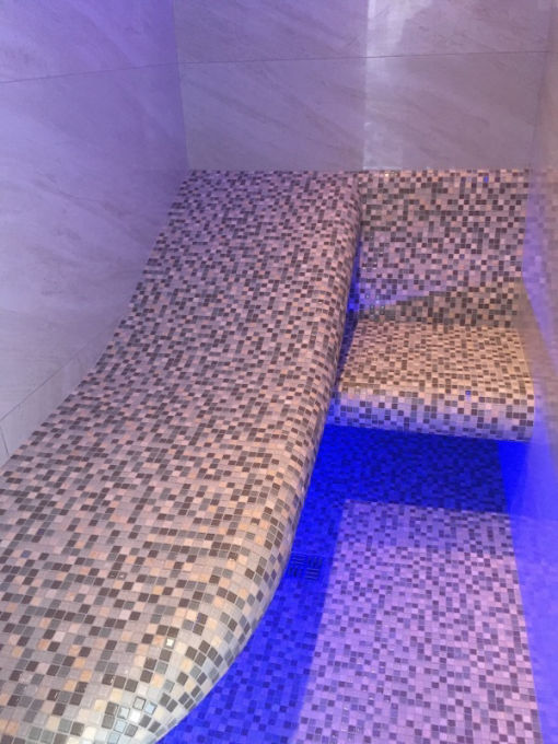 Сделать подсветку в хамам в пространстве под полками